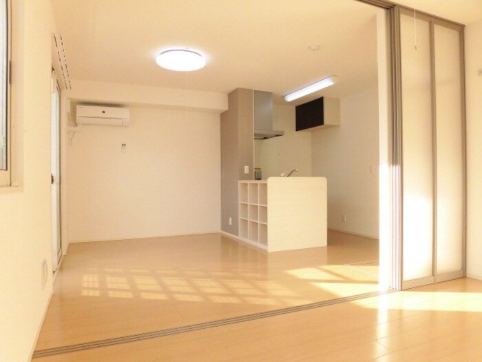 南向きの明るいリビング＆居室です☆ スリー・スター Ⅳ号館 Ａ