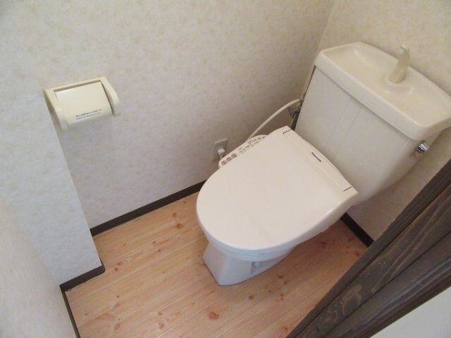 落ち着いた色調のトイレです アローエイト