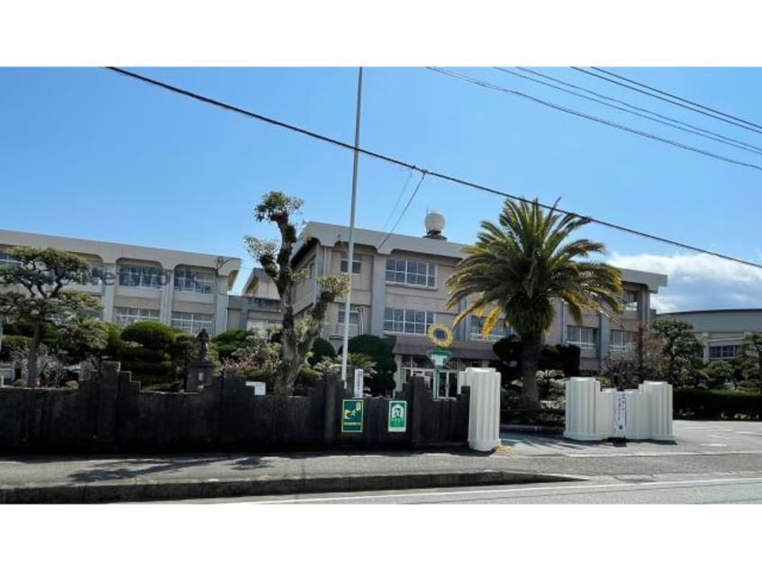 阿南市立富岡小学校(小学校)まで1113m オレンジ　ハイツＡ・Ｂ