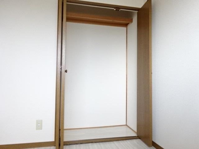 洋室クローゼット パープルメゾン