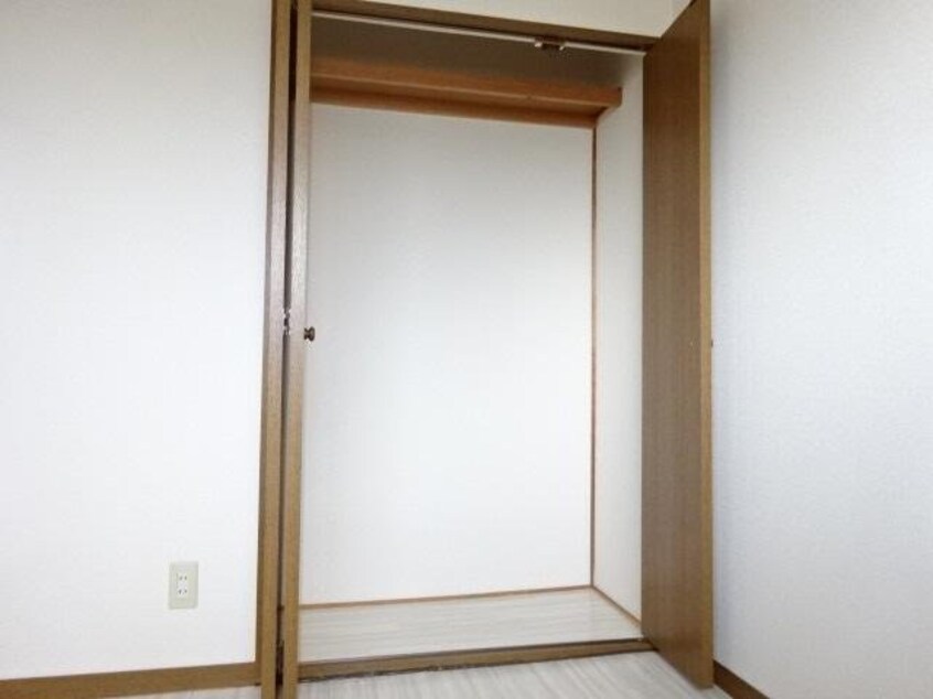 洋室クローゼット パープルメゾン