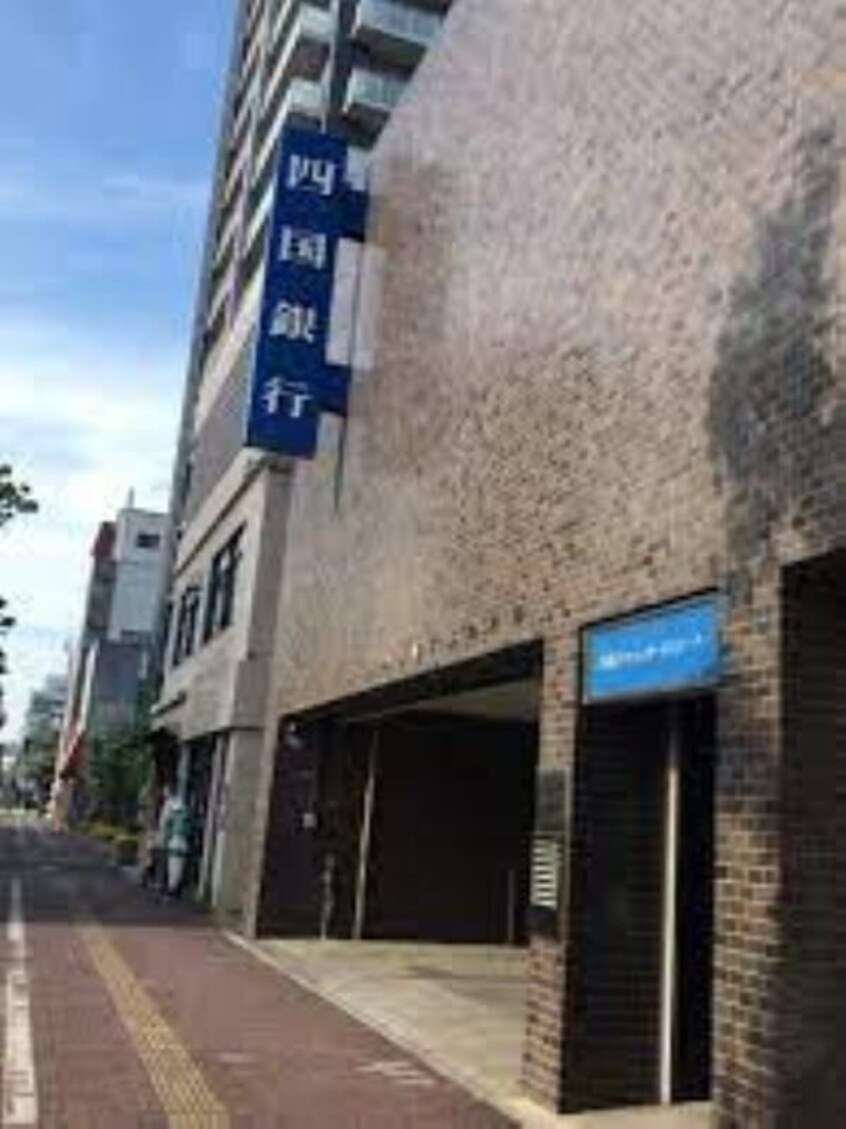四国銀行　岡山支店(銀行)まで137m ネオ・ブリーズ