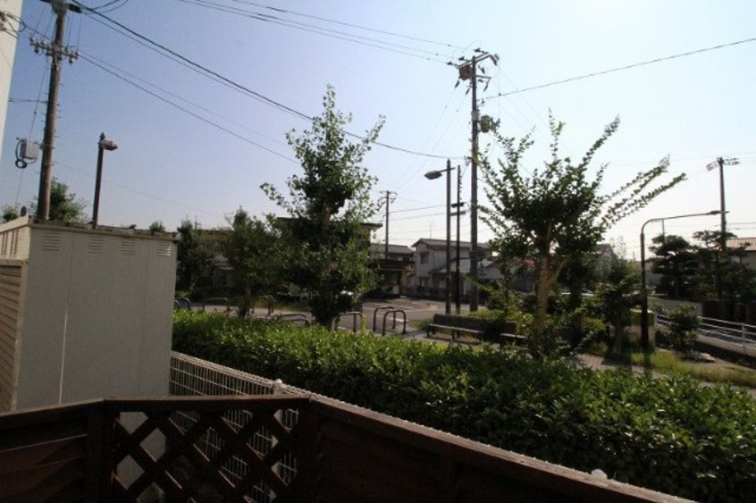  AXIS