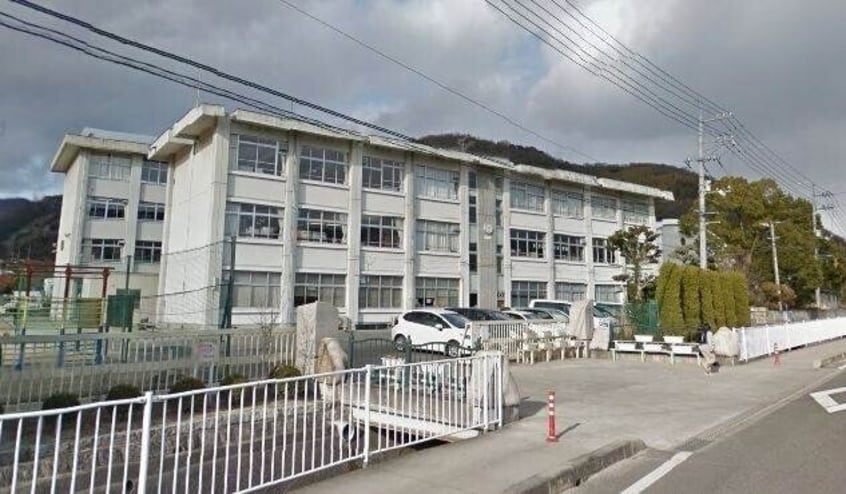 岡山市立牧石小学校(小学校)まで1356m 備前原貸家
