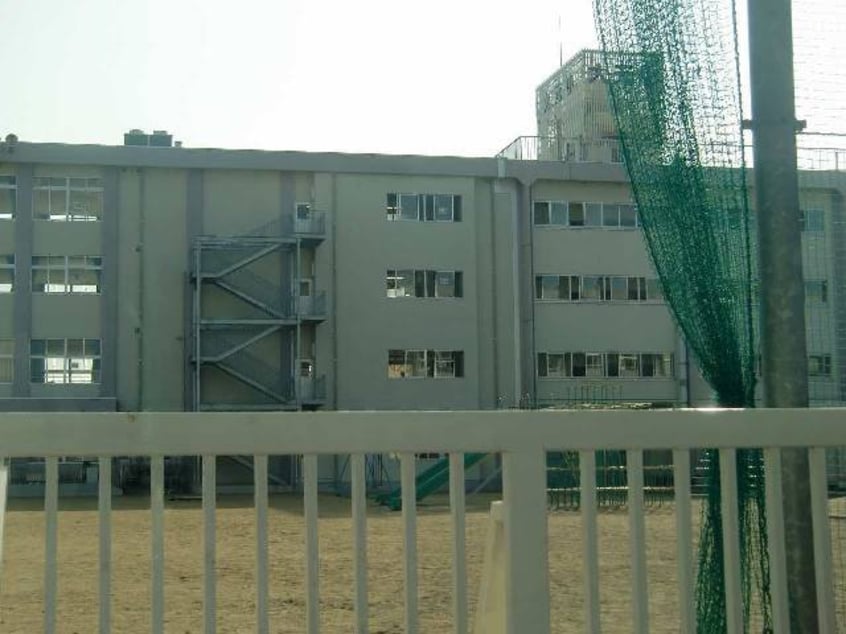 岡山商科大学 学生課厚生係(大学/短大/専門学校)まで1707m ローズハイツ奉還町