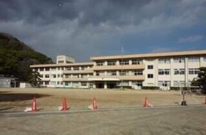 岡山市立足守小学校(小学校)まで921m アンヴィーニュ