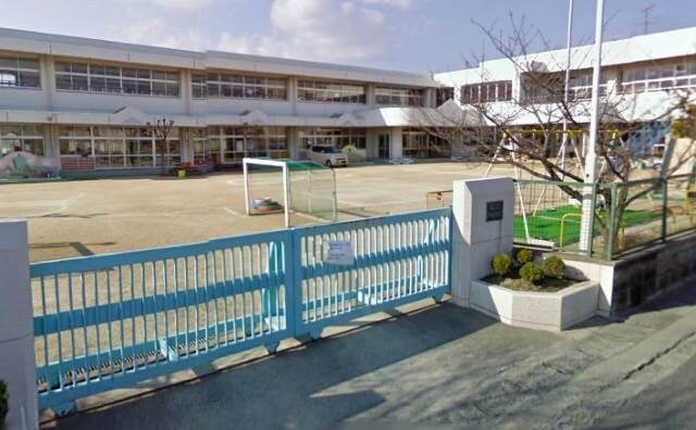 岡山市立芳明幼稚園(幼稚園/保育園)まで592m カーサフィオーレ西市駅前