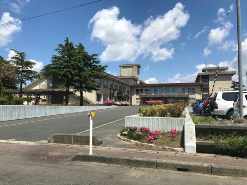 新潟市立阿賀小学校(小学校)まで716m エクセラン・フルールⅢ