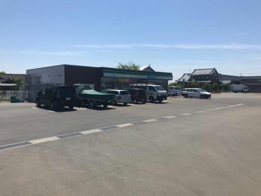 ファミリーマート新津川口店(コンビニ)まで287m サニーフィールド