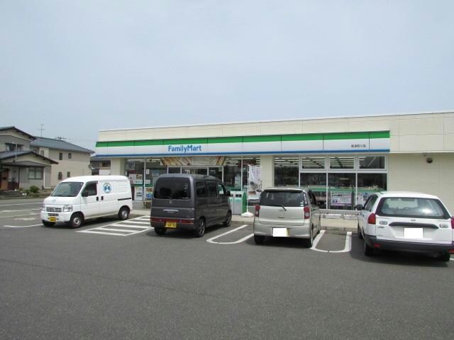 ファミリーマート新津荻川店(コンビニ)まで1472m ティーズメゾン
