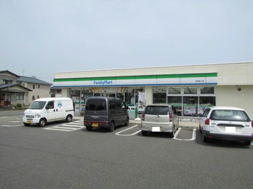 ファミリーマート新津荻川店(コンビニ)まで1472m ティーズメゾン