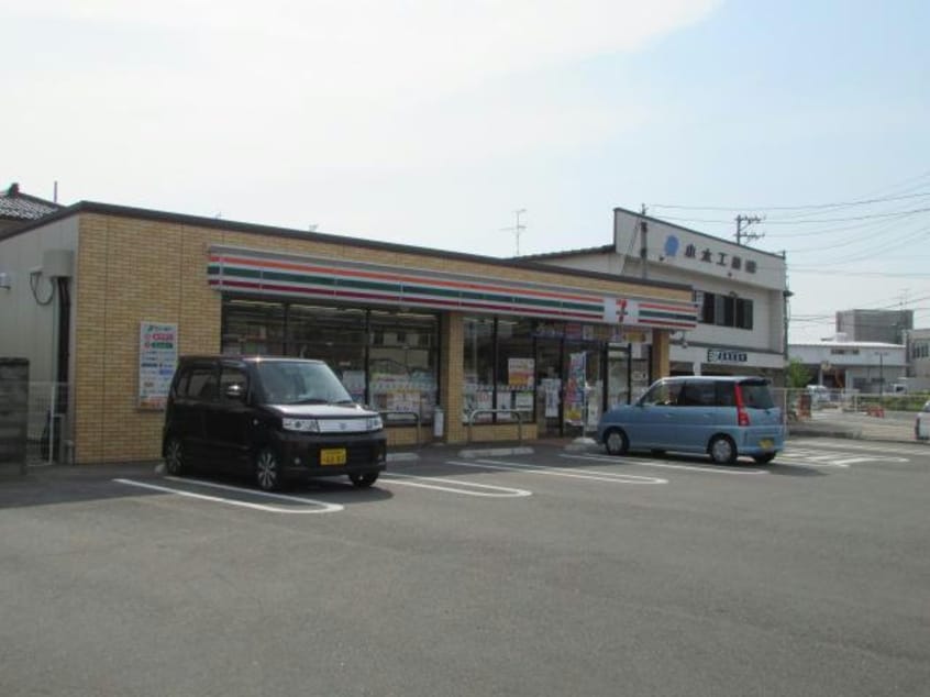 セブンイレブン新潟元町店(コンビニ)まで796m カーサ　アルテア