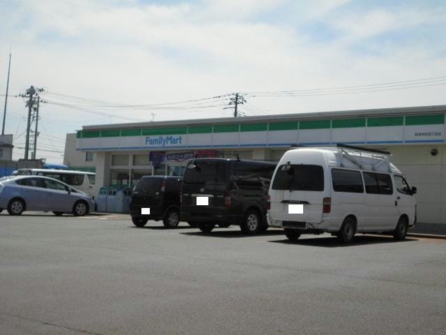 ファミリーマート新津本町四丁目店(コンビニ)まで778m Charme（シャルム）