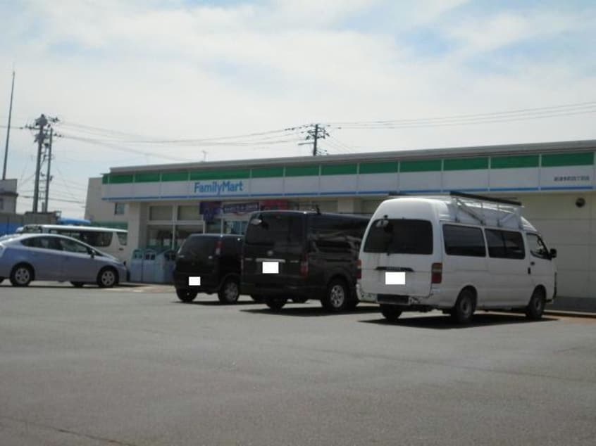 ファミリーマート新津本町四丁目店(コンビニ)まで778m Charme（シャルム）