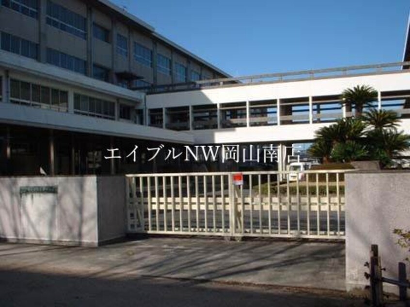 芳泉中学校(中学校/中等教育学校)まで1623m 宇野線<宇野みなと線>/備前西市駅 徒歩42分 1階 築27年