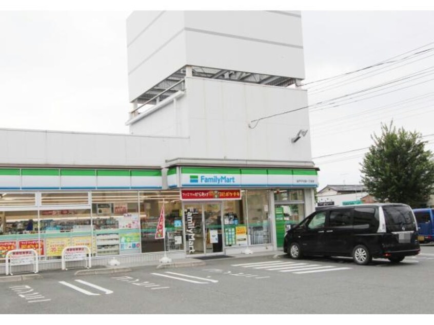 ファミリーマート坂戸千代田一丁目店(コンビニ)まで885m MOMO6坂戸　（坂戸市関間1丁目12-11）