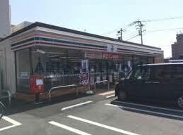 セブンイレブン東松山駅東口店(コンビニ)まで129m 東松山マンション