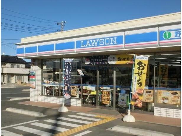 ローソン東松山高坂店(コンビニ)まで597m アミティエ　マノ　8051
