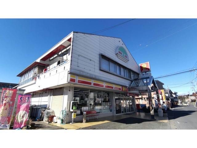 ニューヤマザキデイリーストア高坂長木屋店(コンビニ)まで300m アーヴォリ