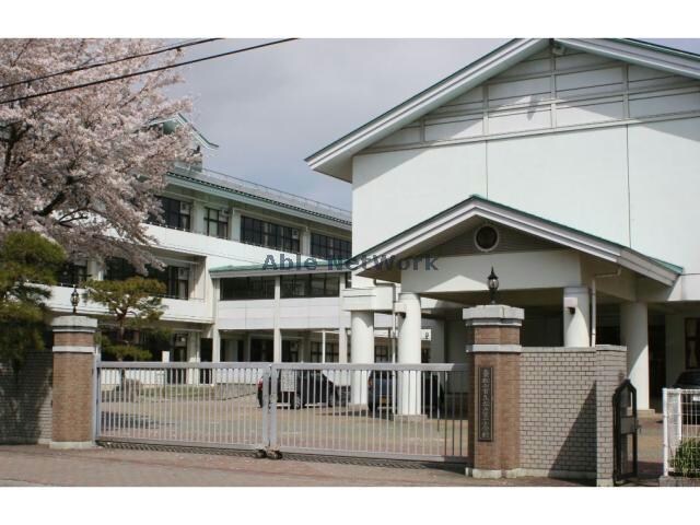 東松山市立松山第一小学校(小学校)まで1025m コンフォール