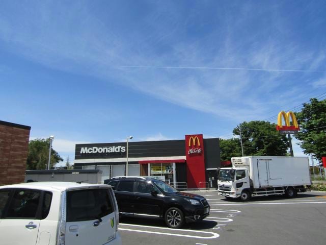 マクドナルド東松山インター店(その他飲食（ファミレスなど）)まで878m アンビエンテ