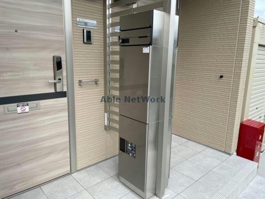 宅配ボックス付き玄関 Ｃｈａｉｎｏｎ(シェノン）　Ｂ棟