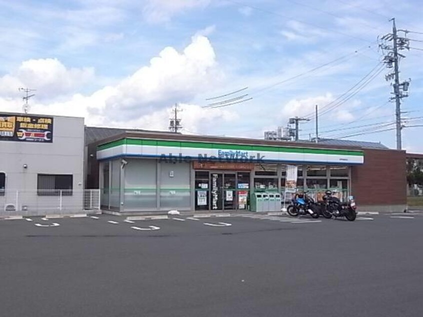 ファミリーマート岐阜西島町店(コンビニ)まで719m クオーレ・コンフォート