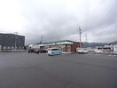 ファミリーマート山県高富店(コンビニ)まで370m 高富原田ビル