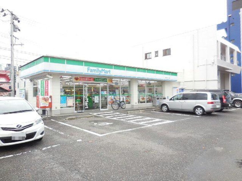 ファミリーマート郡山本町店(コンビニ)まで490m ラ・プラド本町