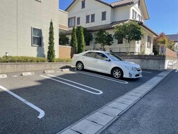 建物西側駐車場