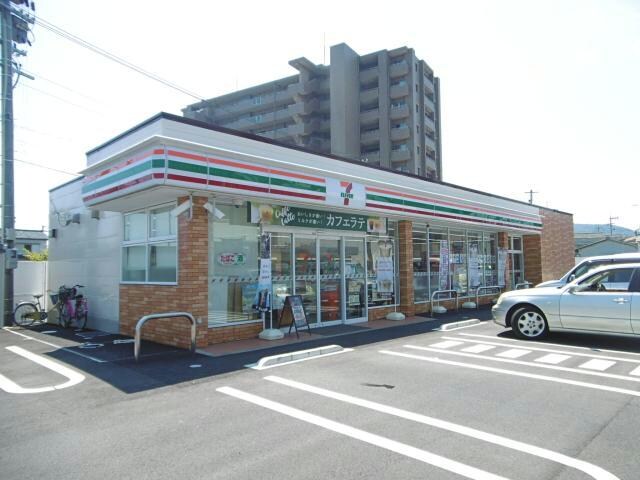 セブンイレブン徳島八万町下福万店(コンビニ)まで897m エスポワール弐番館