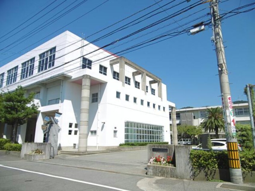 徳島市立八万中学校(中学校/中等教育学校)まで1144m シャトル二軒屋
