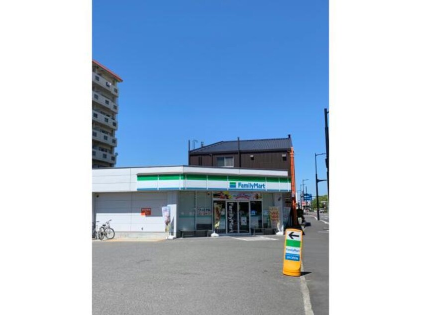 ファミリーマート庄町三丁目店(コンビニ)まで705m アポスタ蔵本公園