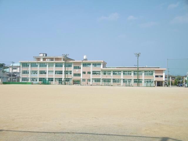 徳島市立津田中学校(中学校/中等教育学校)まで962m 牟岐線/二軒屋駅 徒歩45分 3階 築24年