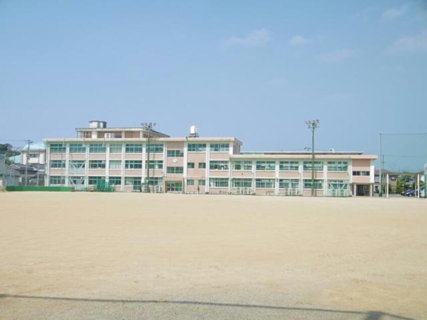 徳島市立津田中学校(中学校/中等教育学校)まで962m 牟岐線/二軒屋駅 徒歩45分 3階 築24年