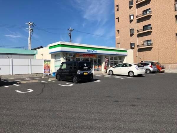 ファミリーマート春日井出川町店(コンビニ)まで950m ヴィラアルページュ