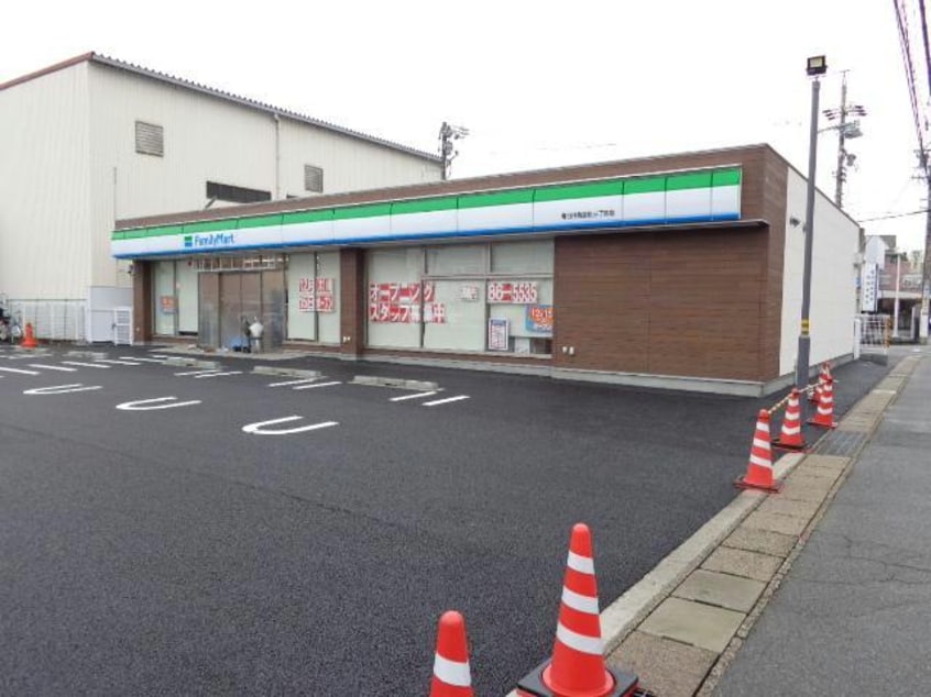 ファミリーマート春日井鳥居松三丁目店(コンビニ)まで685m メゾンブランシュ