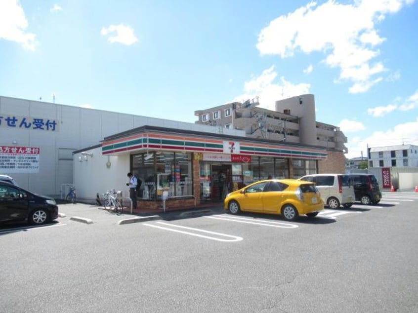 セブンイレブン郡山桑野4丁目店(コンビニ)まで973m 磐越西線<森と水とロマンの鉄道>/郡山富田駅 徒歩32分 2階 築28年