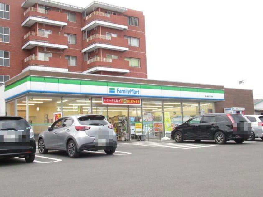 ファミリーマート郡山桑野三丁目店(コンビニ)まで249m 磐越西線<森と水とロマンの鉄道>/郡山富田駅 徒歩38分 1階 築34年