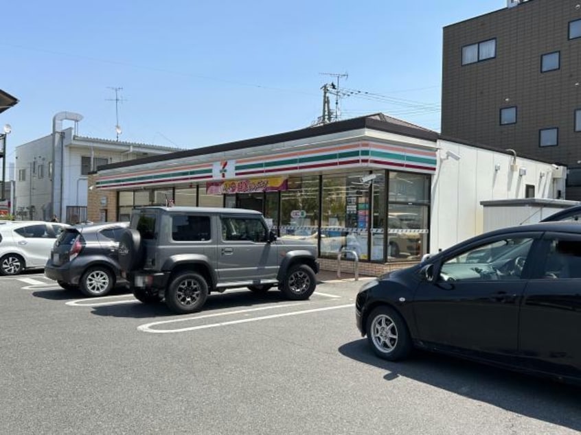 セブンイレブン須賀川駅前店(コンビニ)まで895m 東北本線/須賀川駅 徒歩13分 2階 築28年