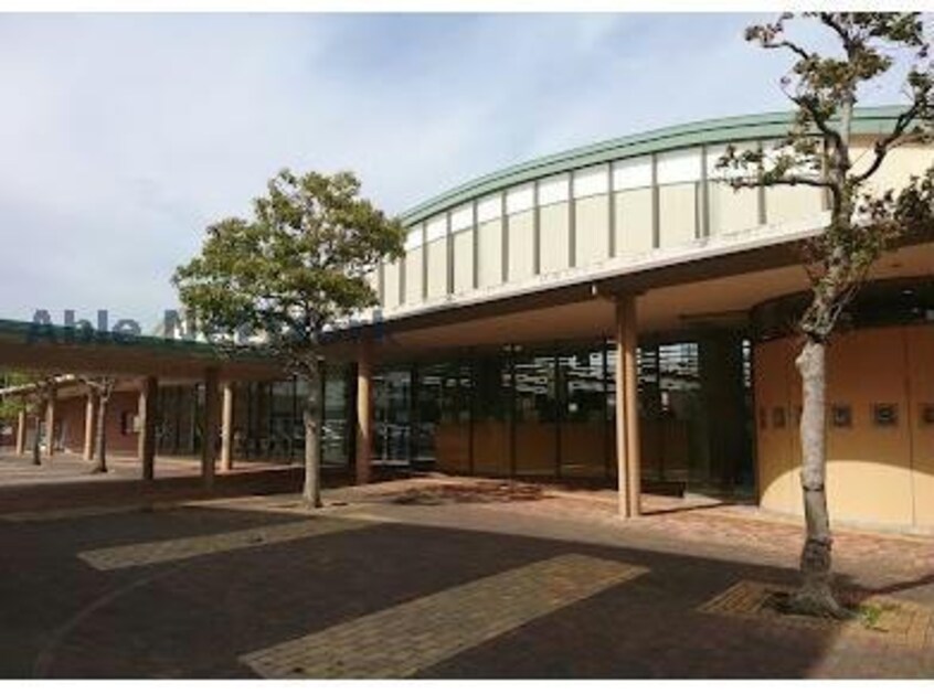 菊川市立小笠図書館(図書館)まで1628m クローバー赤土Ⅱ