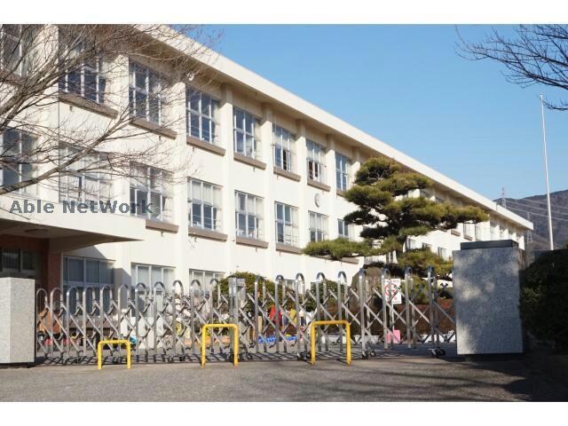 幸田町立荻谷小学校(小学校)まで730m SunGardenぴの