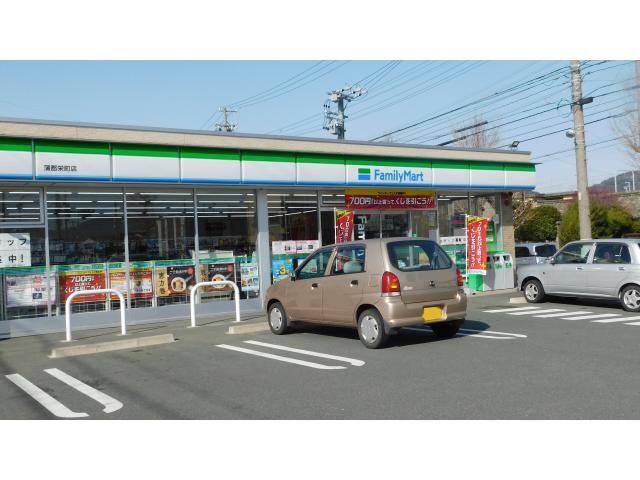 ファミリーマート蒲郡栄町店(コンビニ)まで669m※ファミリーマート蒲郡栄町店 コンフォート楓