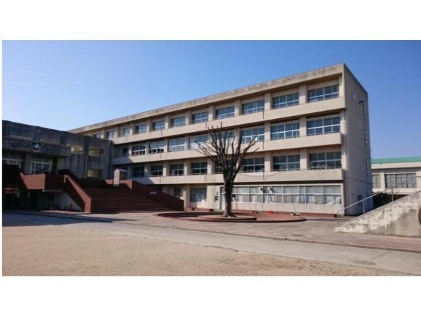 岡崎市立上地小学校(小学校)まで420m コーポシャルマン