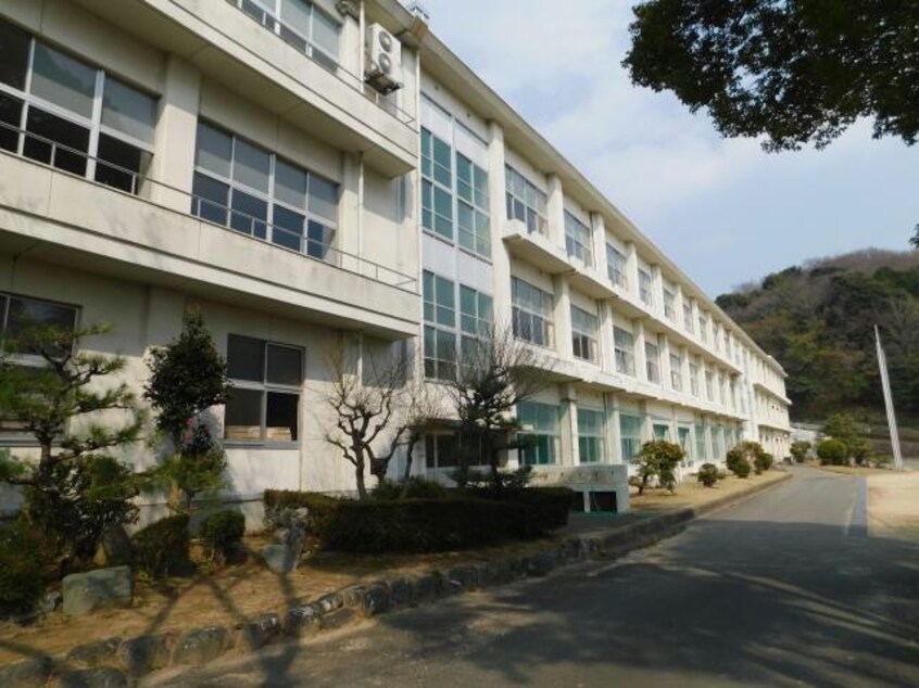 蒲郡市立西浦中学校(中学校/中等教育学校)まで804m シャ・シアン