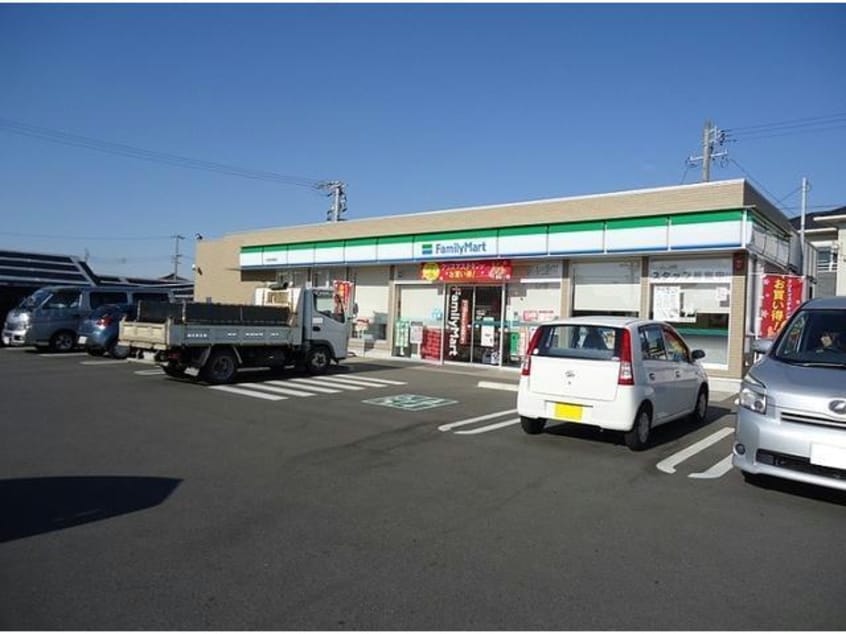 ファミリーマート一色町前野店(コンビニ)まで744m エスペランサ