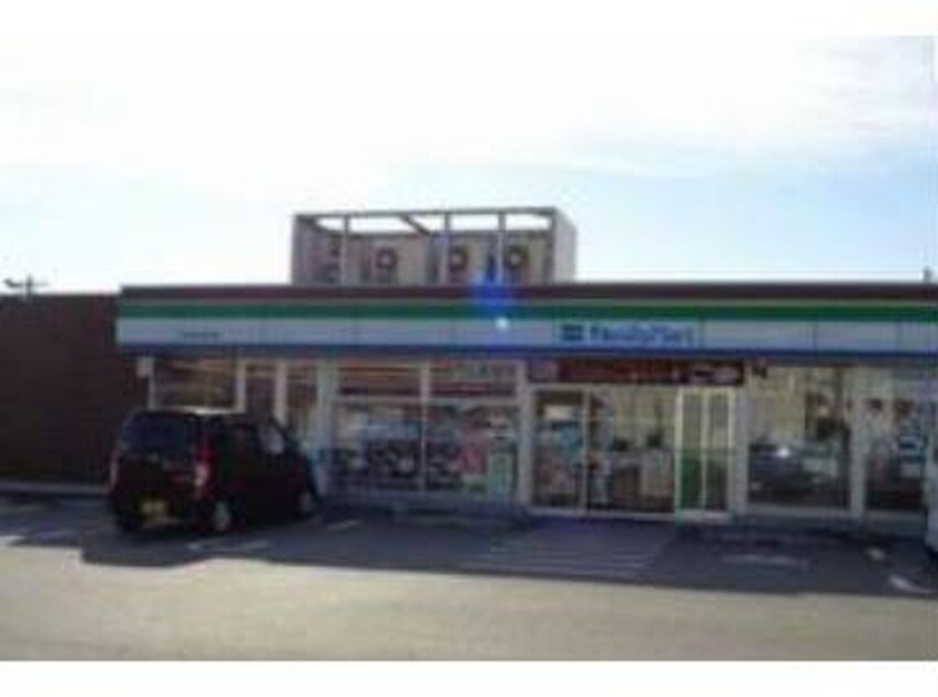 ファミリーマート豊川野口町北店(コンビニ)まで375m リヴフラット