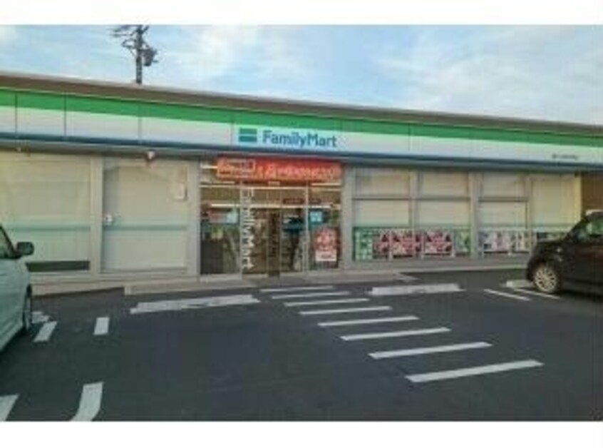ファミリーマート豊川小坂井伊奈店(コンビニ)まで703m カーサ　伊奈