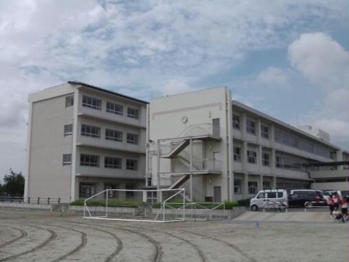 西尾市立西尾中学校(中学校/中等教育学校)まで1014m セイバリー　あかね