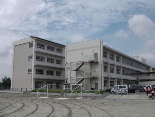 西尾市立西尾中学校(中学校/中等教育学校)まで1014m セイバリー　あかね